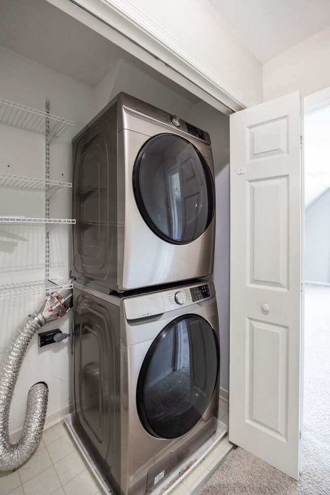 Building Photo - Large 4 Bedroom, 2.5 Bathroom Home in Mech...