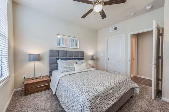 Building Photo - Make Your Move with $500 in Savings