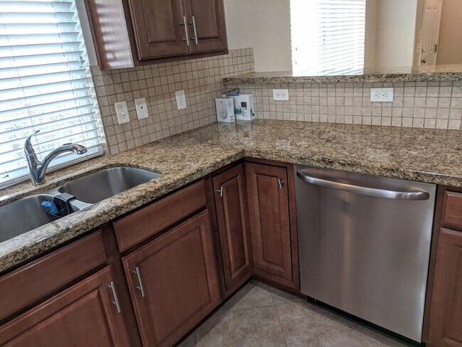 Building Photo - Beautiful 4 Bd 2.5 Bath Townhouse in Sandy