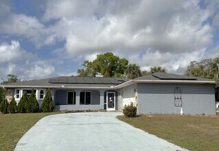 Building Photo - Spacious Florida Home Available Now!