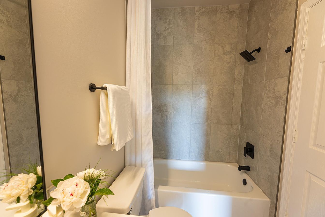 Full Bathroom 2 - 14301 Rosy Ln