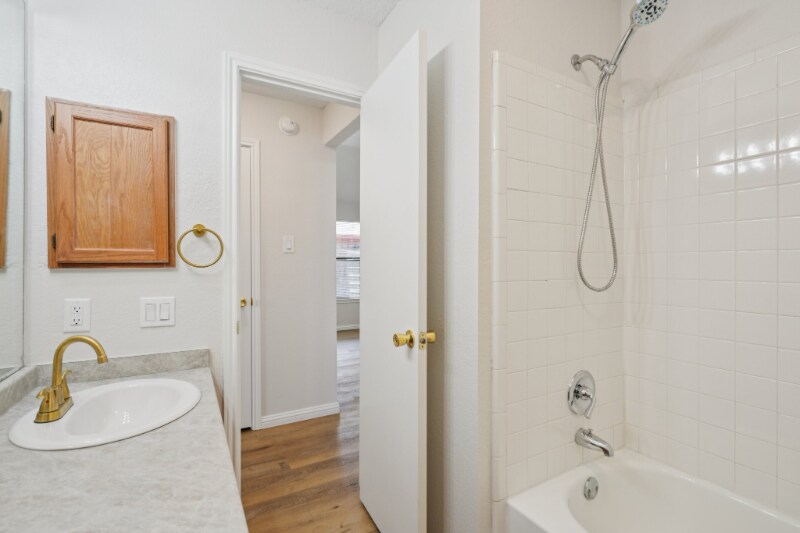 Building Photo - 558 Lee Dr