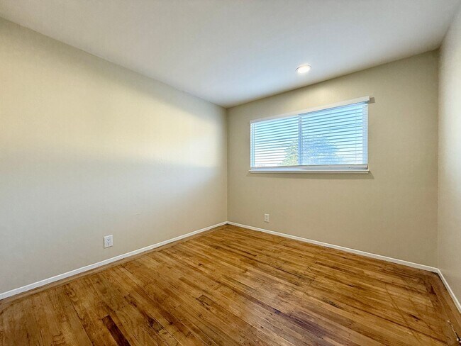 Building Photo - Coastal 3-Bed/2-Bath Home with Ocean View! ***PLEASE READ DESCRIPTION***