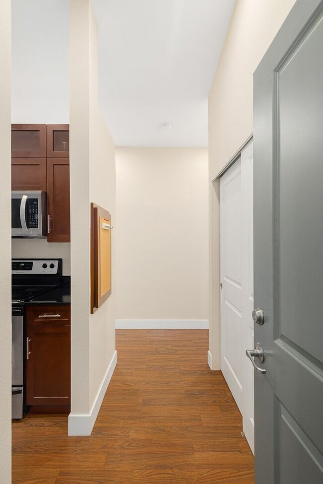 Building Photo - Welcoming Top Floor 1 Bedroom Condo - Gated Community with Parking