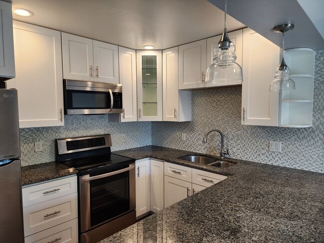 Building Photo - Updated 3 Bedroom Townhome in Great Area!