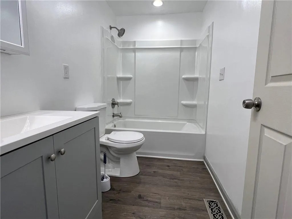 Building Photo - 121 Sassafras Dr