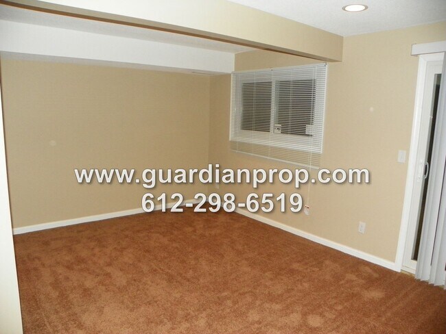 Building Photo - Woodbury Side by Side Available October 1, Family Room, Large Deck, Attached Garage