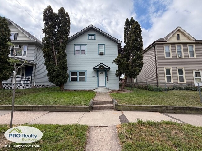 Building Photo - 962 6th St E