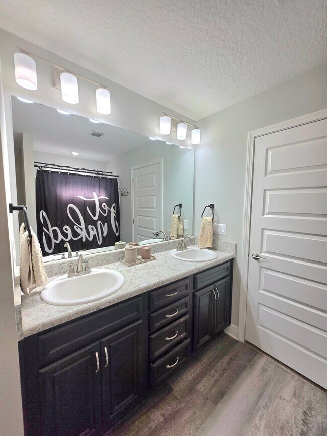 Building Photo - Splendid 3 Bed/2.5 Bath Home