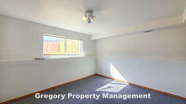 Building Photo - 7 60th Pl SE