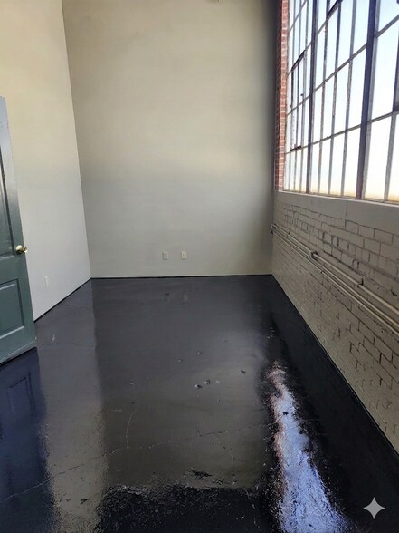 Spacious Laundry + Mud Room - 600 Virginia St W