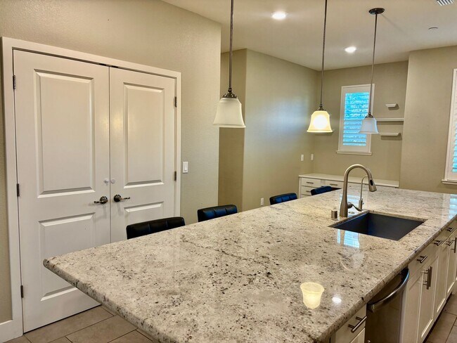 Building Photo - Must see beautiful and large Townhome in Dublin- Close to Everything!