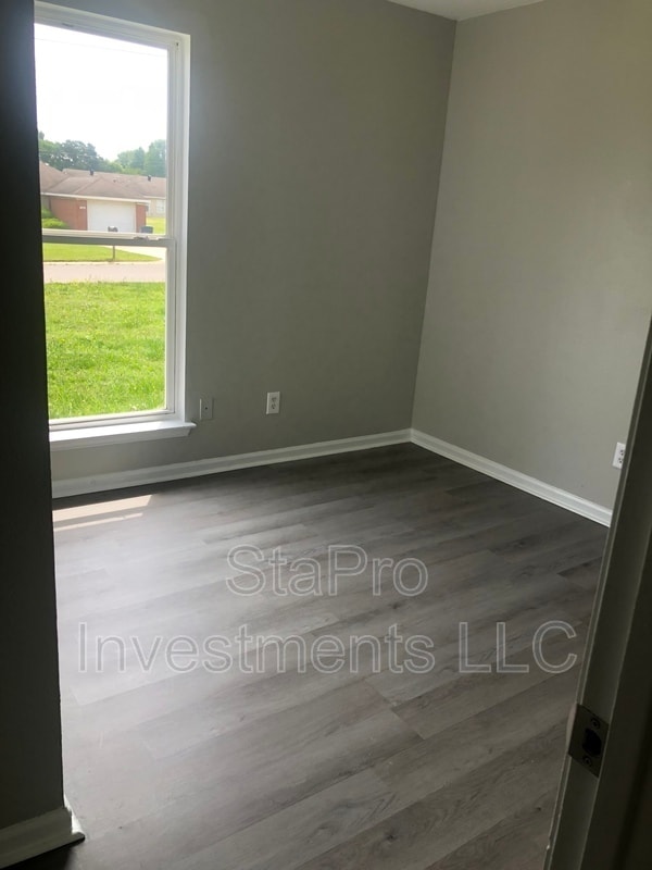 Building Photo - 164 Village Pl