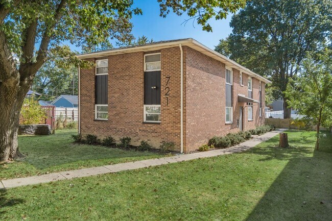 Building Photo - 721 Reinhard Ave