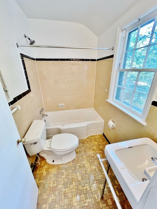 Building Photo - 3 Bedroom in Woodmoor available ASAP!!