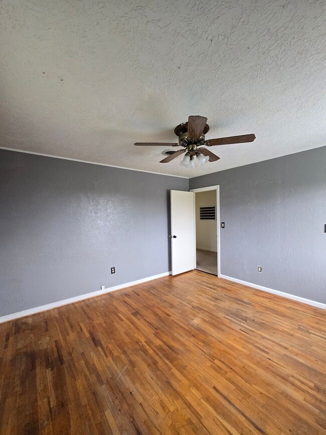 Building Photo - 4 bed, 3 bath house in the country