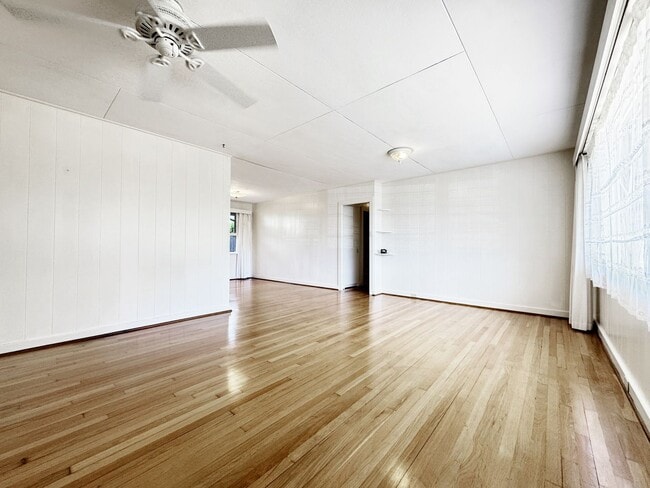 Building Photo - Small Dog Friendly Palolo House
