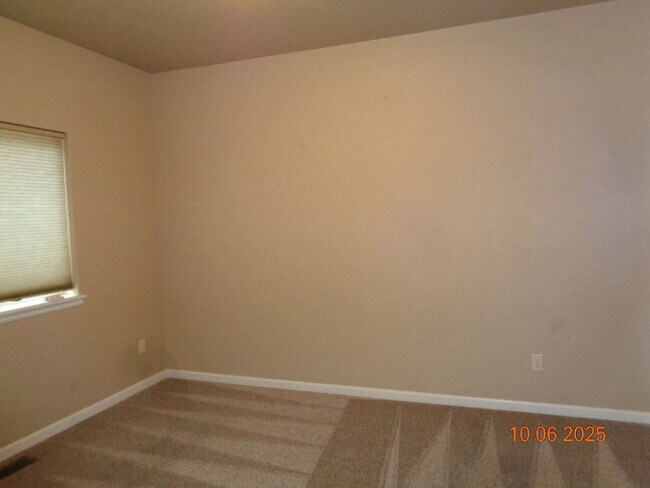 Building Photo - Exclusive community