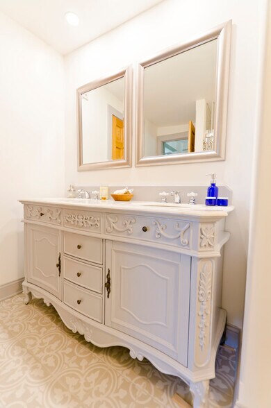 Double vanity - 25 Genesee St