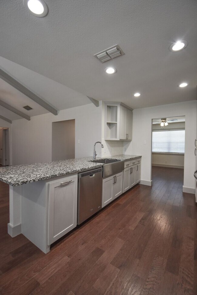 Building Photo - Lease Takeover Opportunity Available! 3 Be...