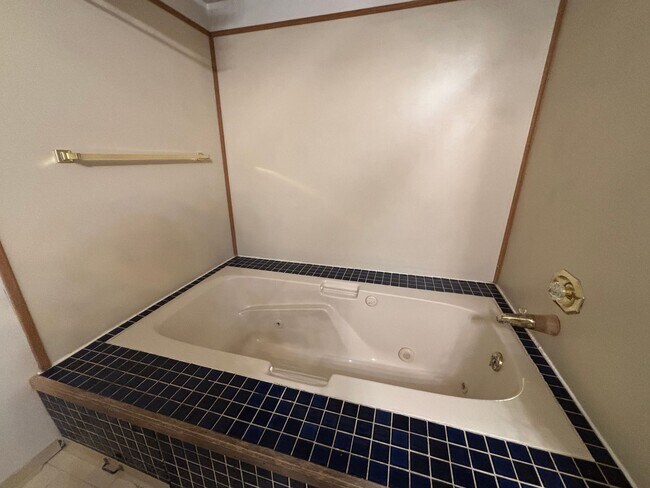Building Photo - 4 Bedroom 2 Bathroom