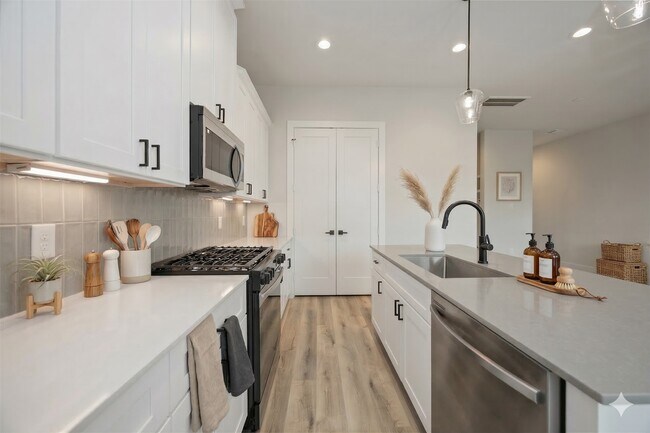 Building Photo - 6107 Campo Vista Dr