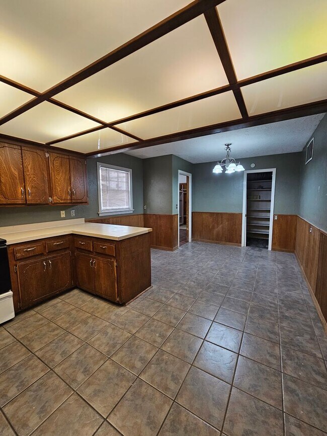 Building Photo - Short-Term Rental ONLY - (4) Bed, (3) Bath with (2) Living Areas Avail NOW!