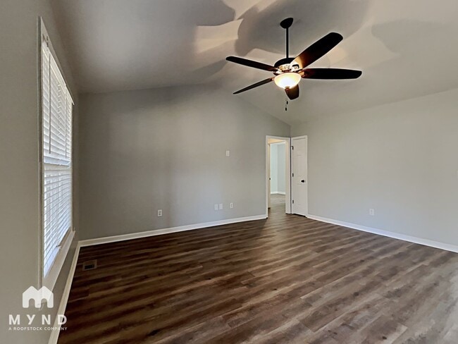 Building Photo - 560 Sunray Dr