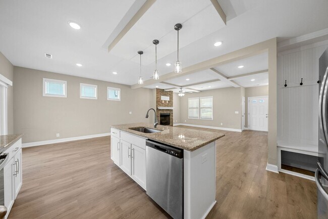 Building Photo - Luxury Meets Comfort: 5-Bed Beauty with Ch...