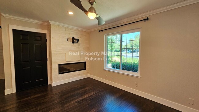 Building Photo - Modern Townhouse Living in Desirable Lakes...