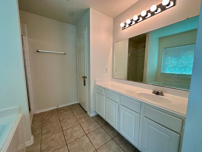 Building Photo - For Lease | 3 Bed, 2 Bath | 1,528 Sq Ft | ...