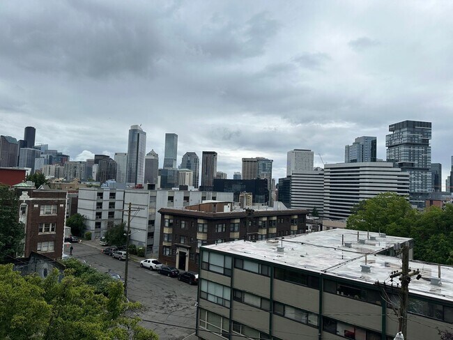 Building Photo - 1 bedroom, 1 bathroom Condo with City View!