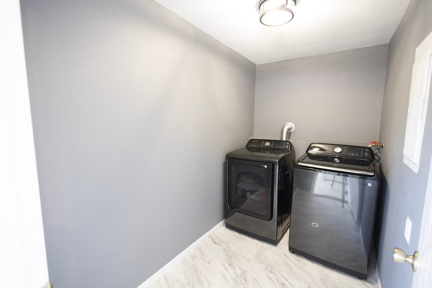 Building Photo - 845 Terrence Rd