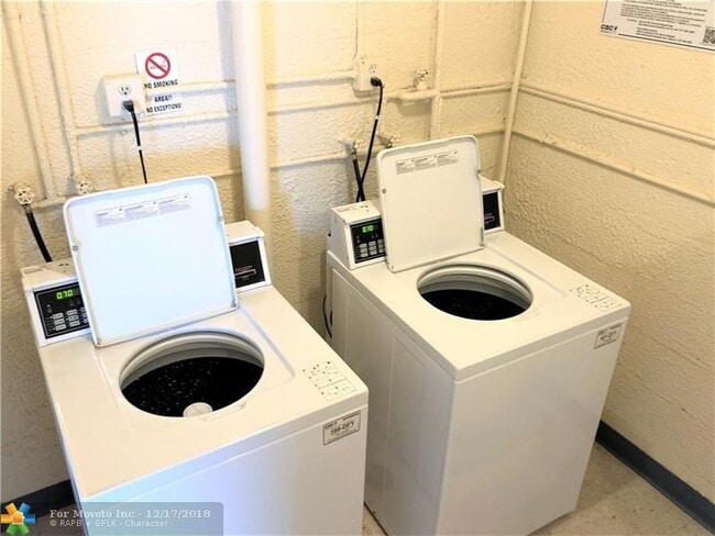 Building Photo - 2515 NE 1st Ct