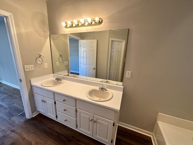 Building Photo - 4 bed 2 bath home with 2 car garage, covered patio, and fenced backyard