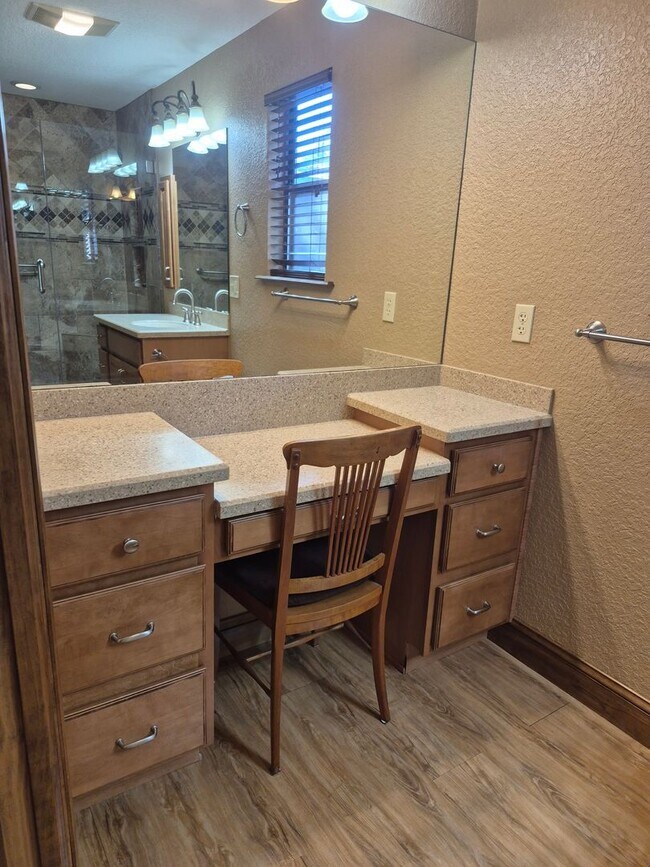 Building Photo - Cabin living in the suburbs