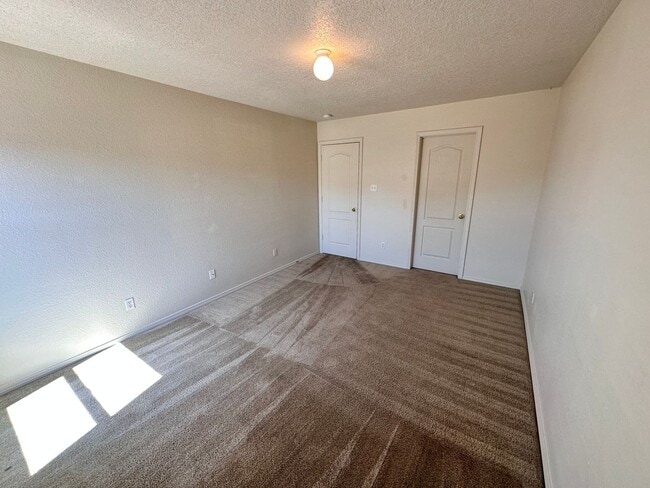 Building Photo - Stunning 3 bed, 2.5 bath, 2575 sq ft home ...