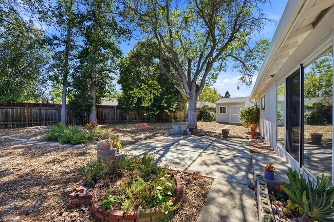 Building Photo - Beautiful Spacious 3-bedroom 1.5-Bath Home in Concord!
