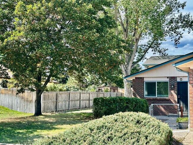 Building Photo - AVAILABLE NOW!! Wonderful 3 bed/2 bath hal...