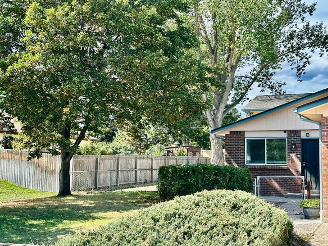Building Photo - AVAILABLE OCTOBER! Wonderful 3 bed/2 bath ...