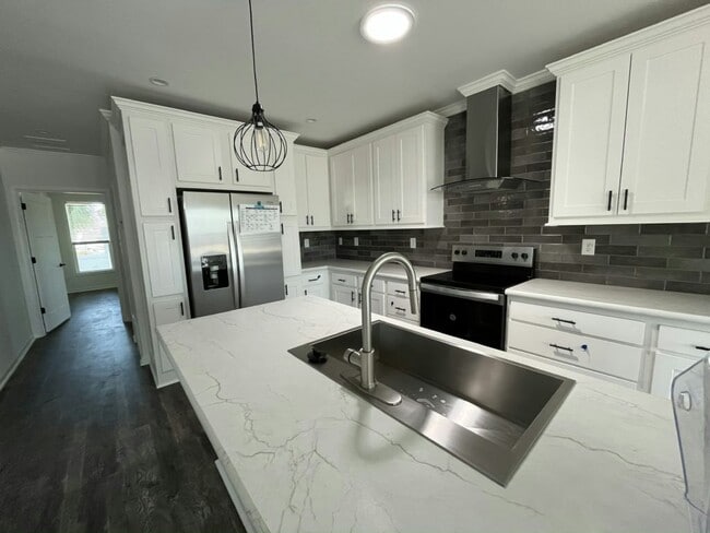 Building Photo - 117 N Lake Dr