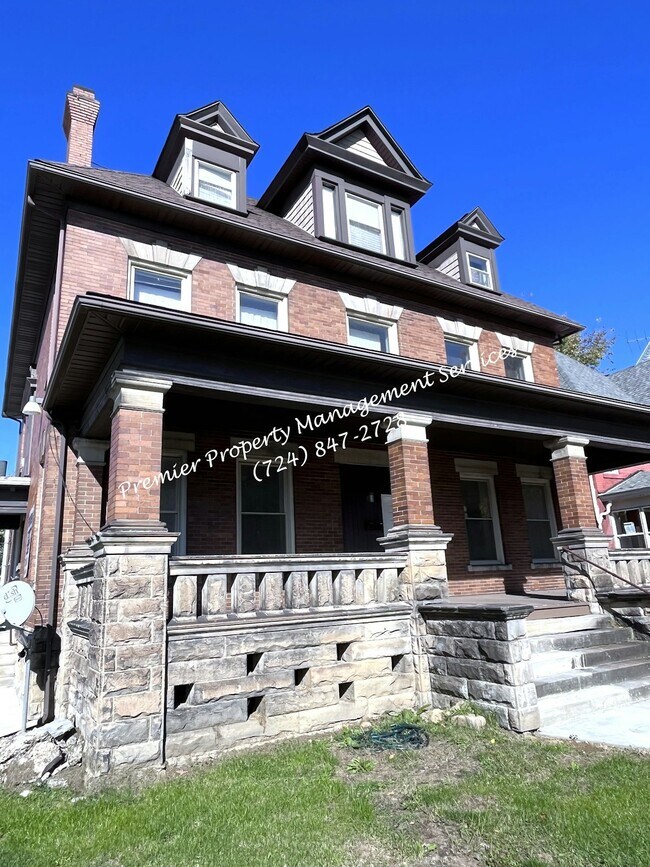 Building Photo - 211 E Wallace Ave