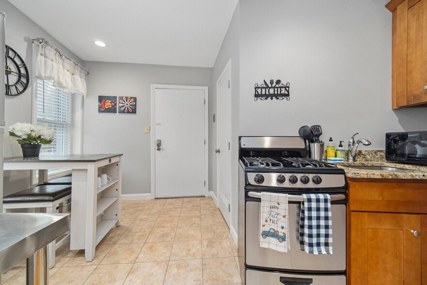 Building Photo - 348 North St