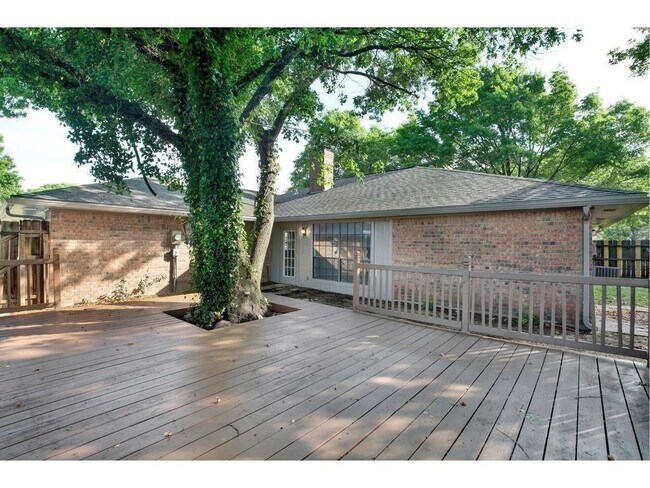Building Photo - 100 Hacienda Dr