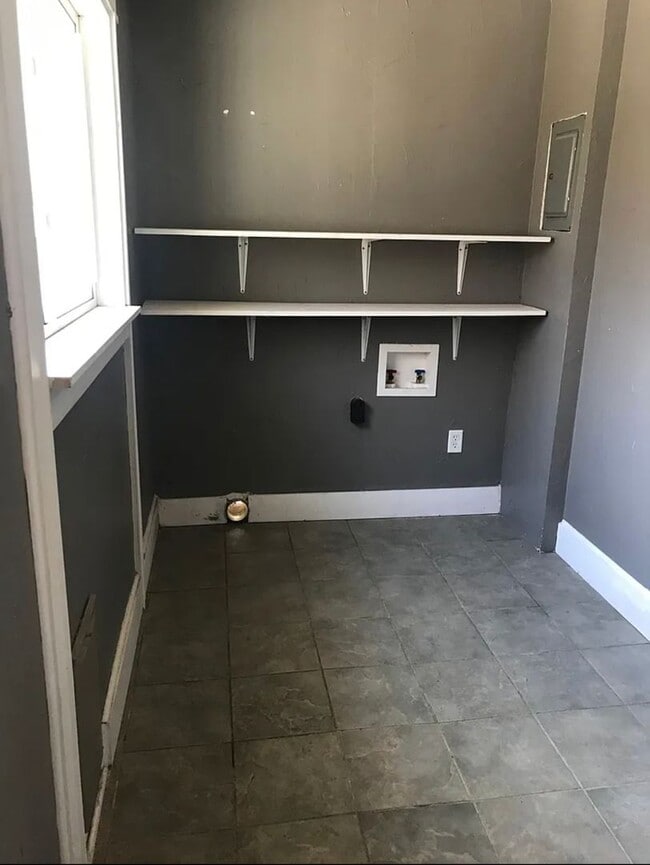 Building Photo - 2 bedroom/1 bathroom