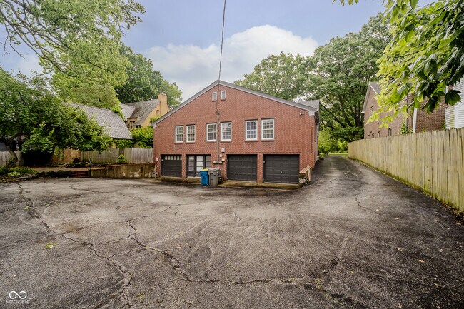 Building Photo - 3346 E Fall Creek Pkwy N Dr