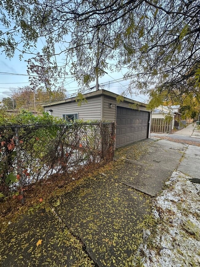 Building Photo - 7957 S Clyde Ave