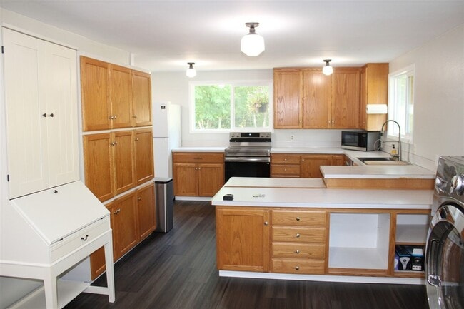 Building Photo - 4 Bedroom, 1 Bathroom Home in Bow!
