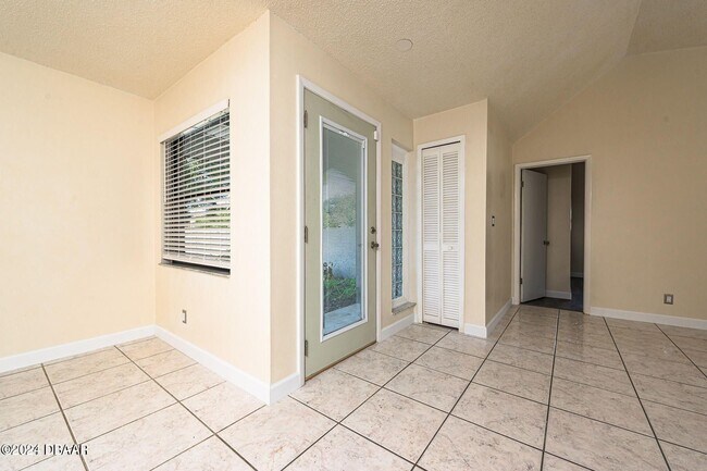 Building Photo - 4 Baywood Dr