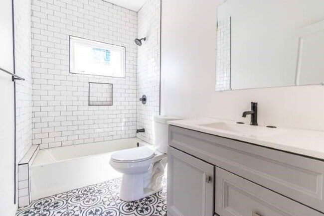 Building Photo - 3BR 3BA Modern Townhome in Prime NOHO